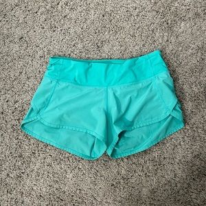lulu lemon 2.5” shorts